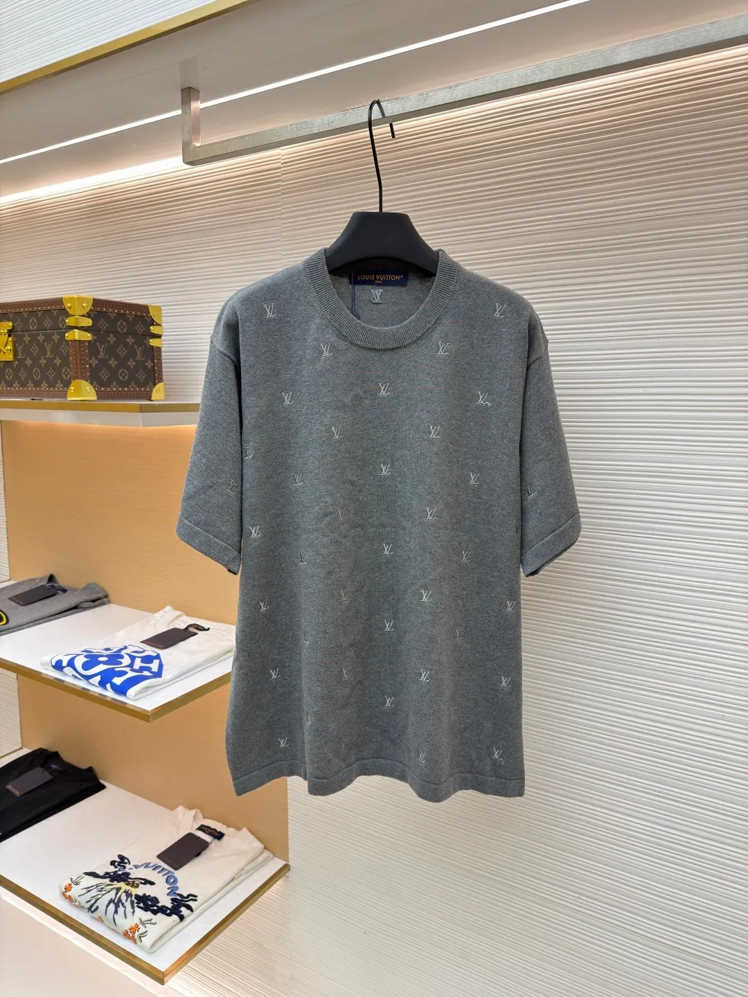 LOUIS VUITTON woolen short sleeves with small gray characters embroidery ●Original version: purchased and developed by 11365 ●Item number: 1682208-B00 ●Fabric: pure cotton yarn wool fabric ●Technology: embroidery production ●Color: gray ●Version: fitted version ●Weight: about 380 grams ●Size: XS-S-M-L ●Description: The whole piece is made with full embroidery technology. The stitching technique is mainly used to fill in the slender and curved lines of the embroidery shape, which can show the details and layering of the pattern. The slender and curved lines have a strong sense of line and three-dimensionality when stitched, and the stitching technique is vivid, lively and has good coverage. Use embroidery thread to embroider the pattern stitch by stitch. The pattern will be tight and have a shrinking effect. The splicing of the armholes, neckline and body adopts fine stitch processing instead of direct sewing. This processing method makes the product more detailed; it also improves the texture of the product and the yarn itself has ductility. The upper body has a drapey feel without being tight and wraps around the body. The washing process of the yarn softens the touch of the fabric while still retaining the original sense of wideness. The overall wiring is straight and delicate, the fabric is comfortable and soft, and the color is consistent without color difference. It can be matched with the same style to create a fashionable look and control various occasions. Customized accessories, complete with three standards, same style for men and women!